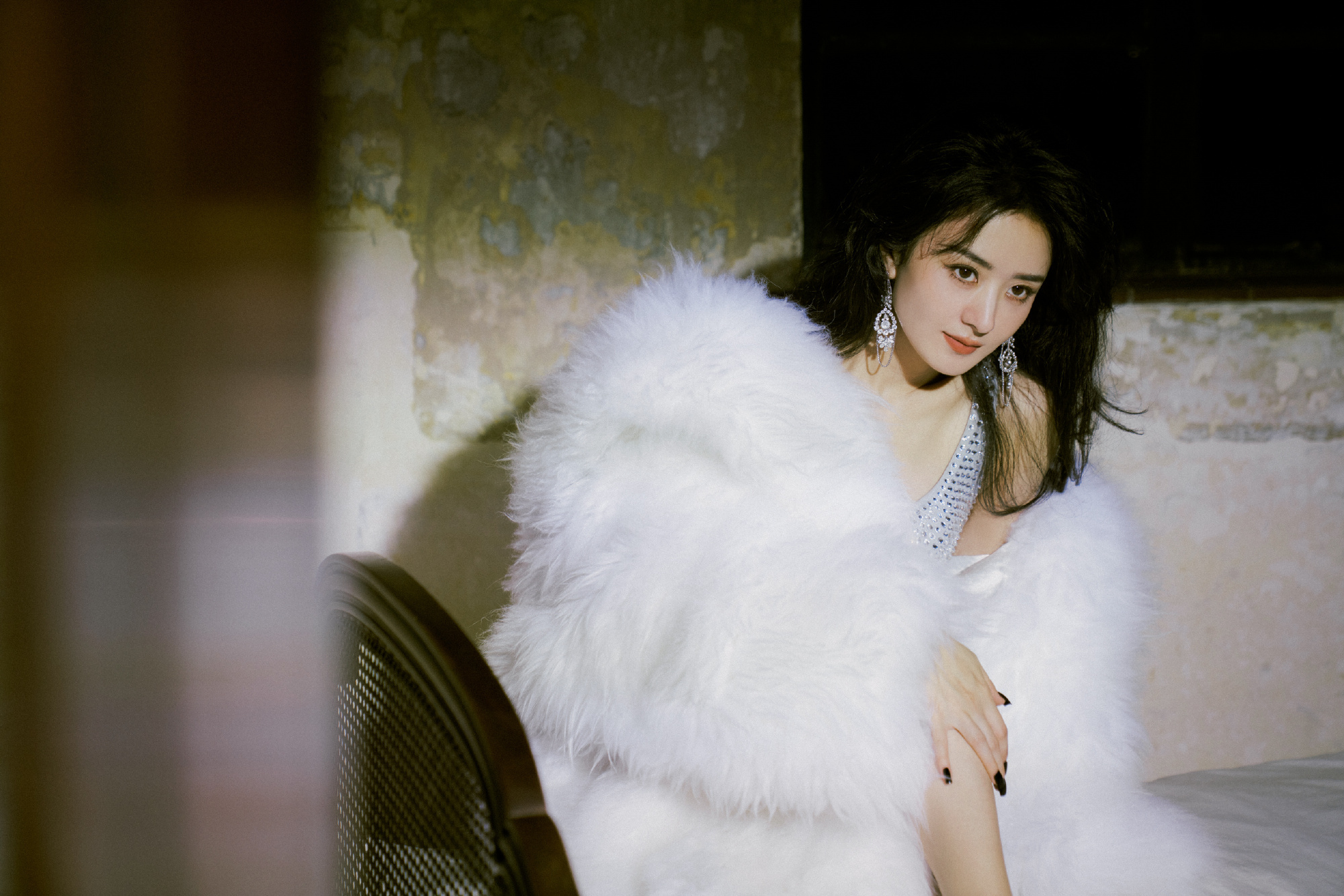 赵丽颖周一花絮图送达,和又美又飒的姐姐开启活力的一周__财经头条