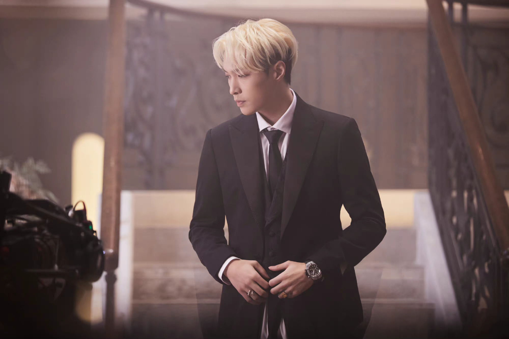 张艺兴 cypher mv花絮图掉落 黑色西装造型77银发