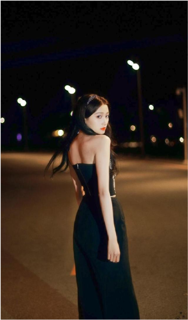 关晓彤开叉裙秀窈窕身段,大长腿堪比超模,国民闺女越来越有味道