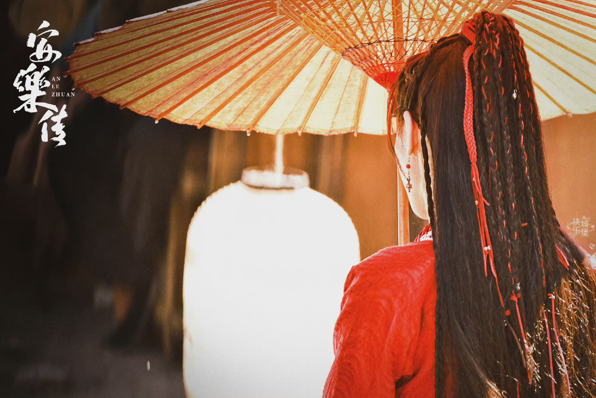 迪丽热巴安乐传红衣撑伞路透图氛围感绝了