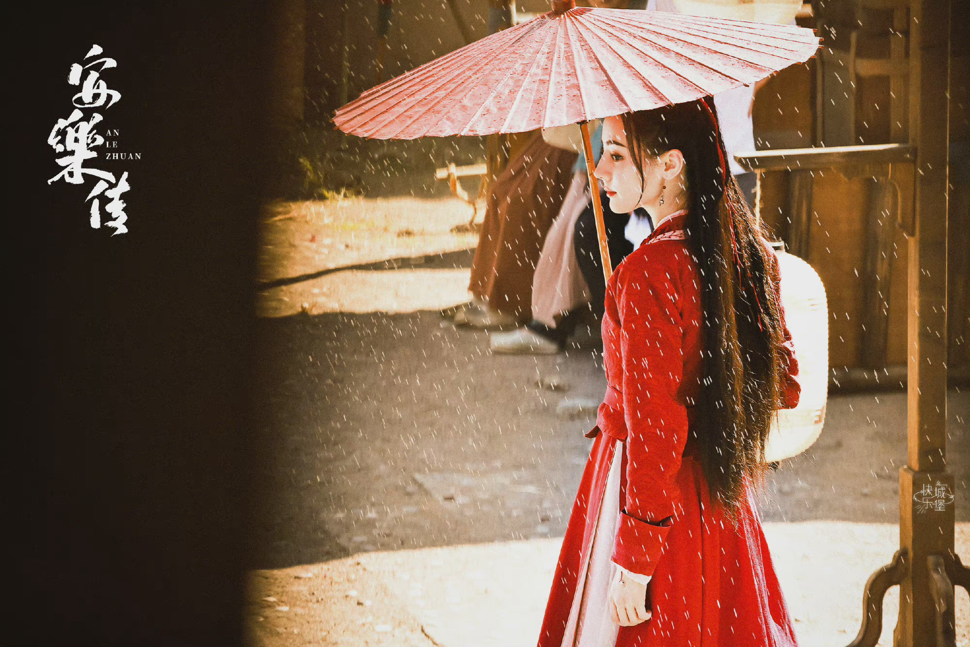 迪丽热巴《安乐传》红衣撑伞路透图 氛围感绝了__财经头条