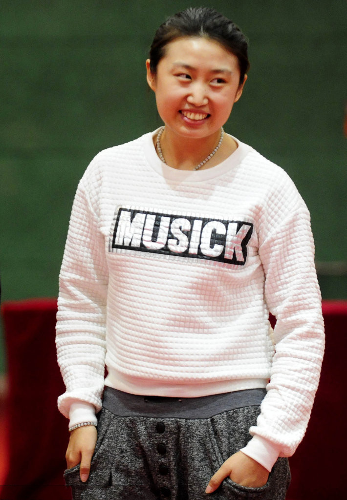 奥运冠军郭跃,肤色白皙五官精致,和她运动员时期的样子相差极大__财经