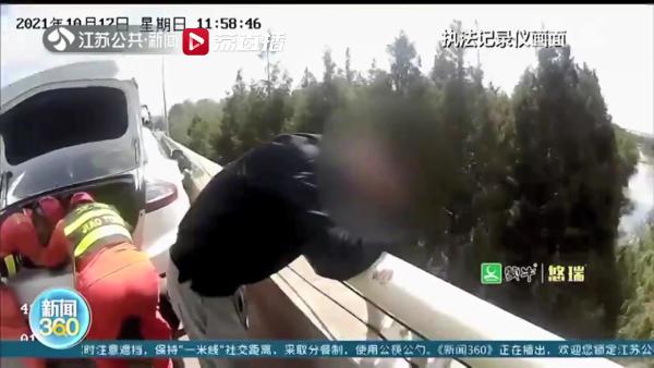 疲劳驾驶危害大！小车连续两次撞击护栏 民警：怎么撞的？司机：没有印象休闲区蓝鸢梦想 - Www.slyday.coM