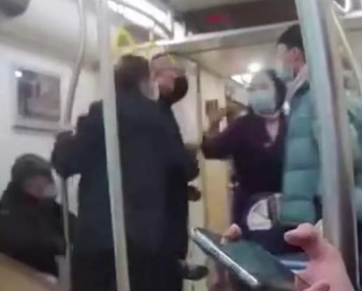 青岛一年轻小伙没有及时让座，被一位大爷责怪，却发生推搡和打斗休闲区蓝鸢梦想 - Www.slyday.coM