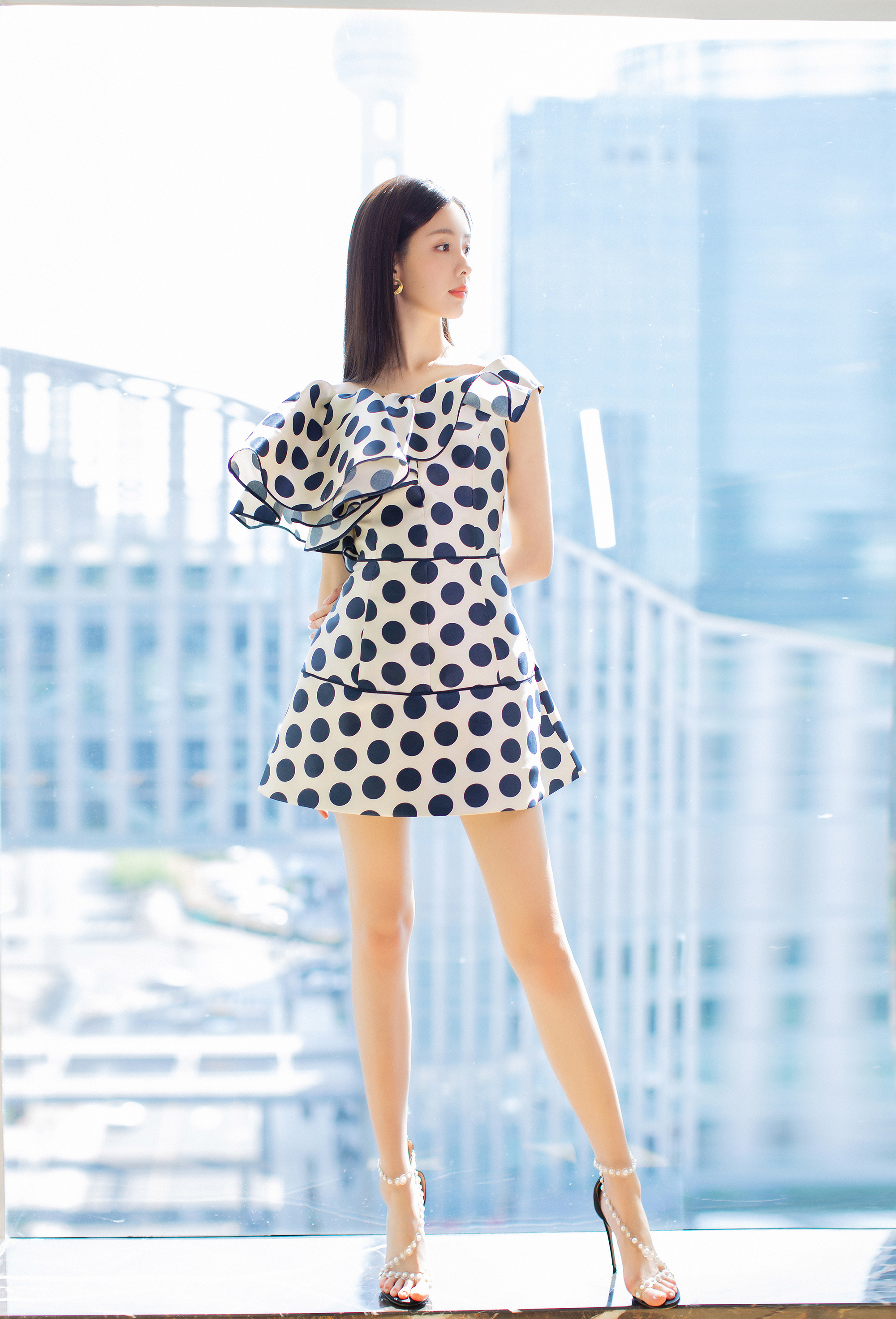 陈都灵 珍珠带高跟凉鞋 美jio大长腿