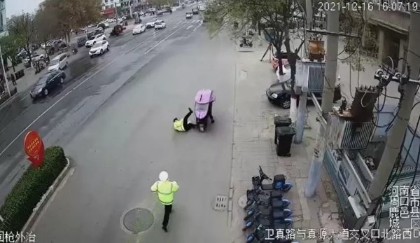 女子违章被拦竟连续撞倒两名交警，被拘留10日！休闲区蓝鸢梦想 - Www.slyday.coM