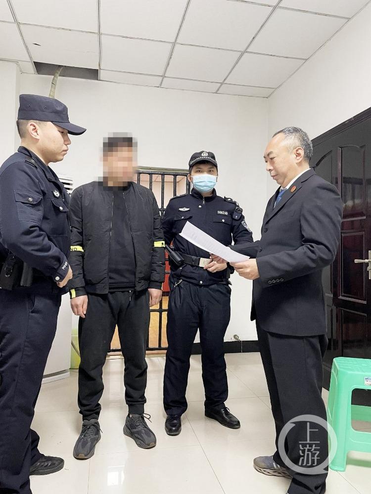 老赖大年初一回家了，执行干警赶来找到躲在厨房里的他休闲区蓝鸢梦想 - Www.slyday.coM