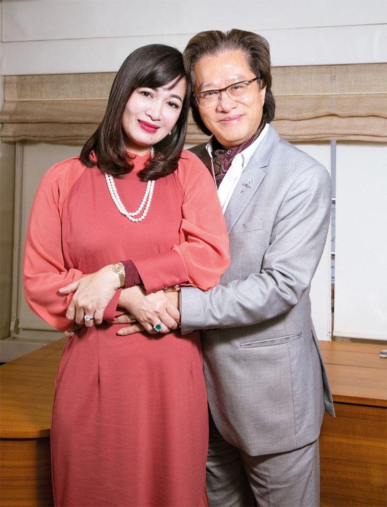 与大20岁丈夫外出庆祝,白天吃面晚上吃大餐|陈少霞|李文辉|法拉利