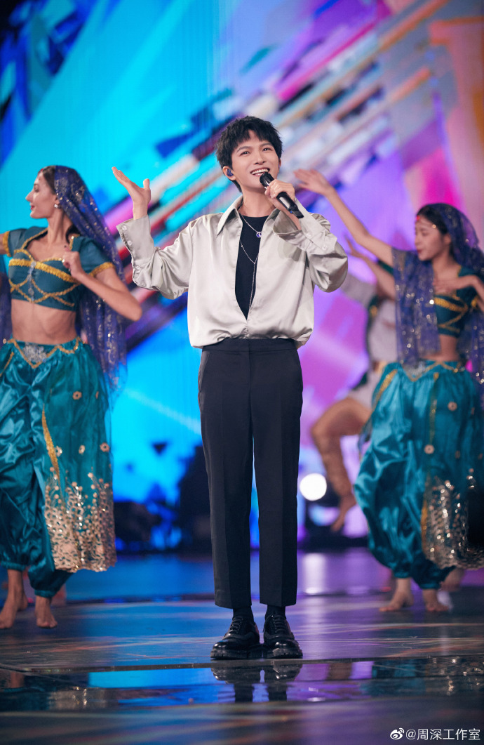 湖南卫视双12超拼夜r1se抡大锤周深转场脱衣服韩红唱rap