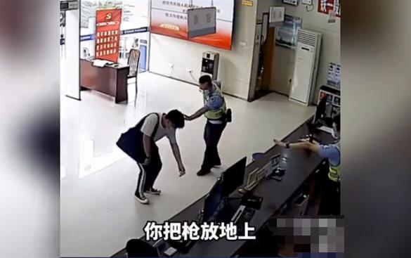 男子去派出所上交手枪模型,刚拿出一瞬间吓坏警察休闲区蓝鸢梦想 - Www.slyday.coM 男子去派出所上交手枪模型,刚拿出一瞬间吓坏警察休闲区蓝鸢梦想 - Www.slyday.coM