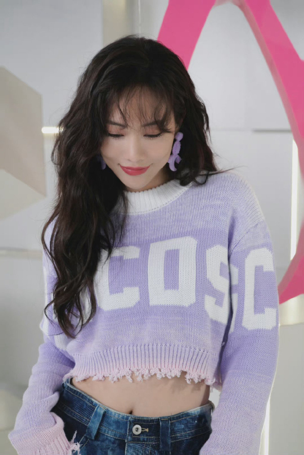 王霏霏身穿gcds紫色短款毛衣