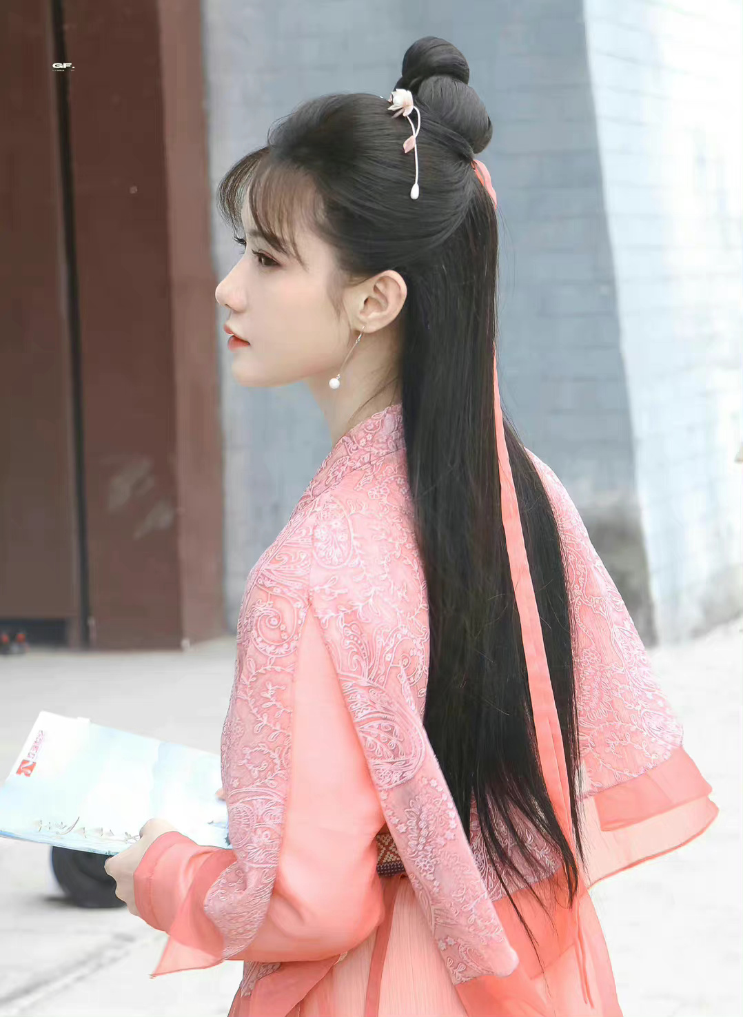 陈意涵莲花楼苏小慵红衣造型饭拍