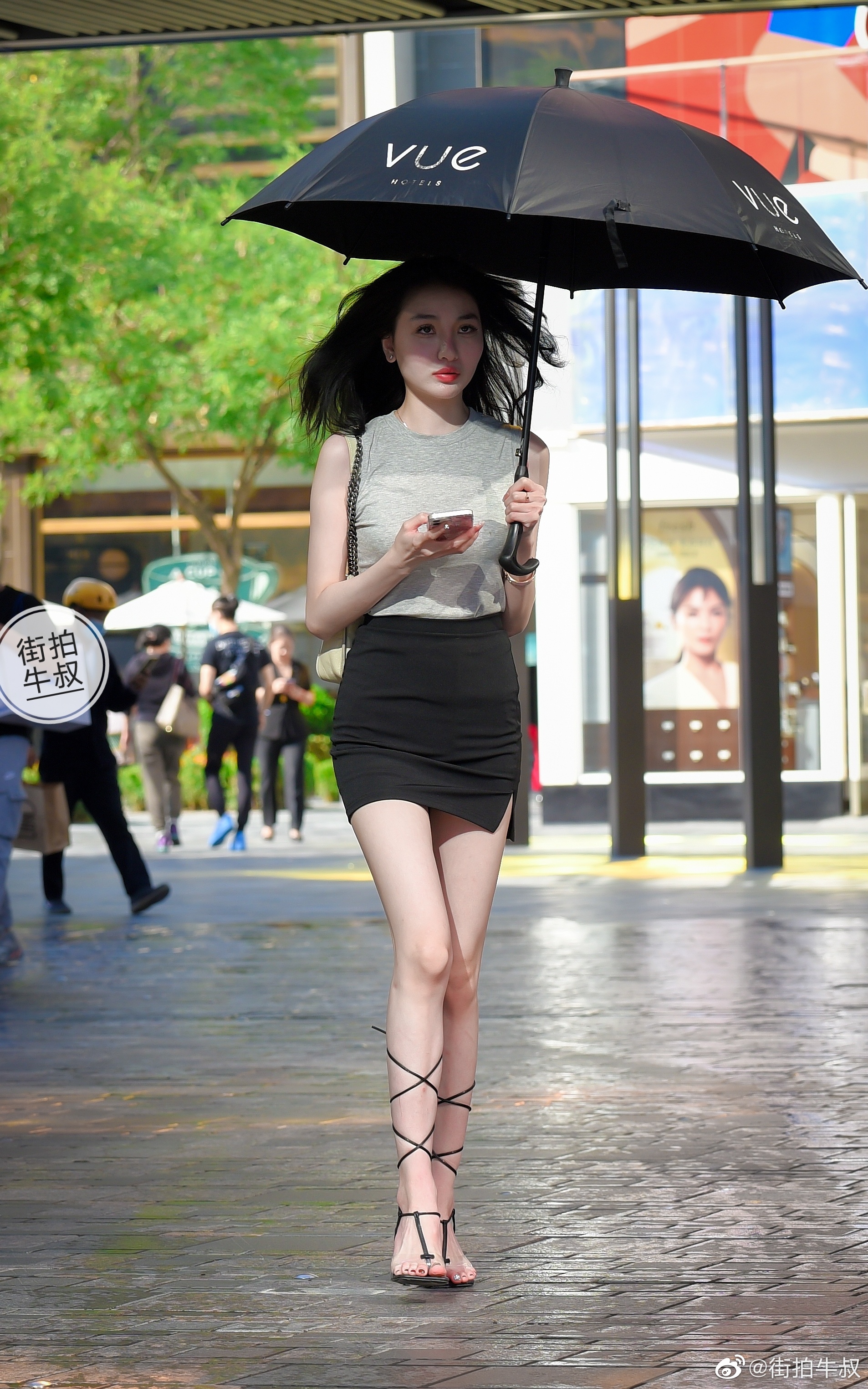 美女穿着仙女风的系带高跟凉鞋出街__财经头条