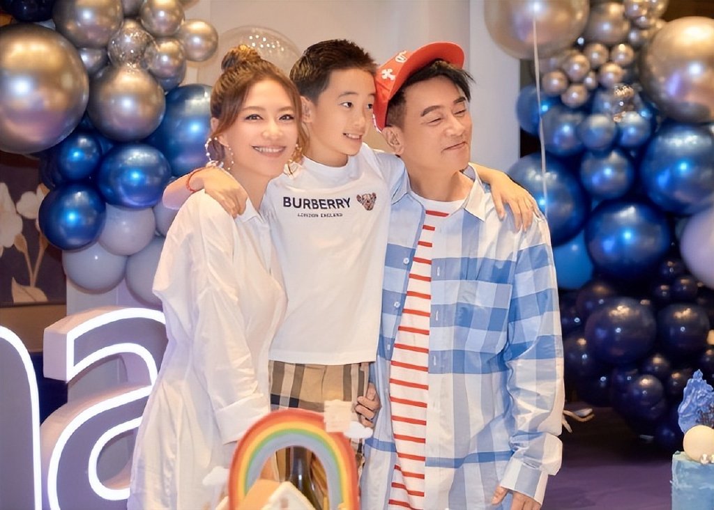 应采儿带俩儿子外出，Jasper打扮酷帅像爸爸，弟弟马尾造型惹争议休闲区蓝鸢梦想 - Www.slyday.coM