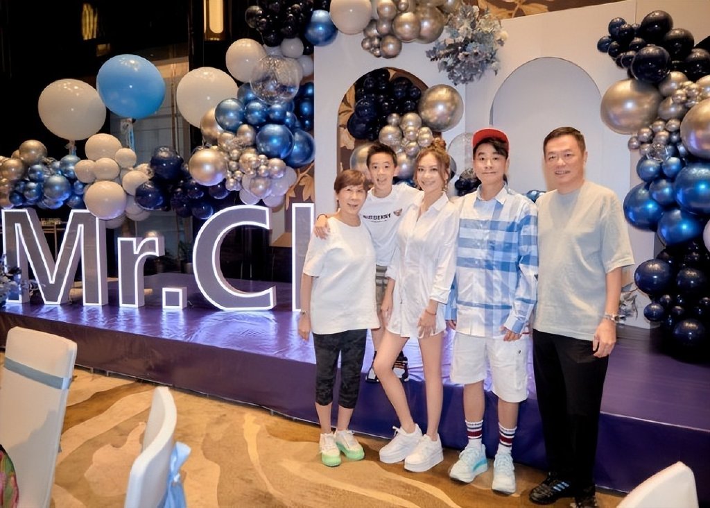 应采儿带俩儿子外出，Jasper打扮酷帅像爸爸，弟弟马尾造型惹争议休闲区蓝鸢梦想 - Www.slyday.coM