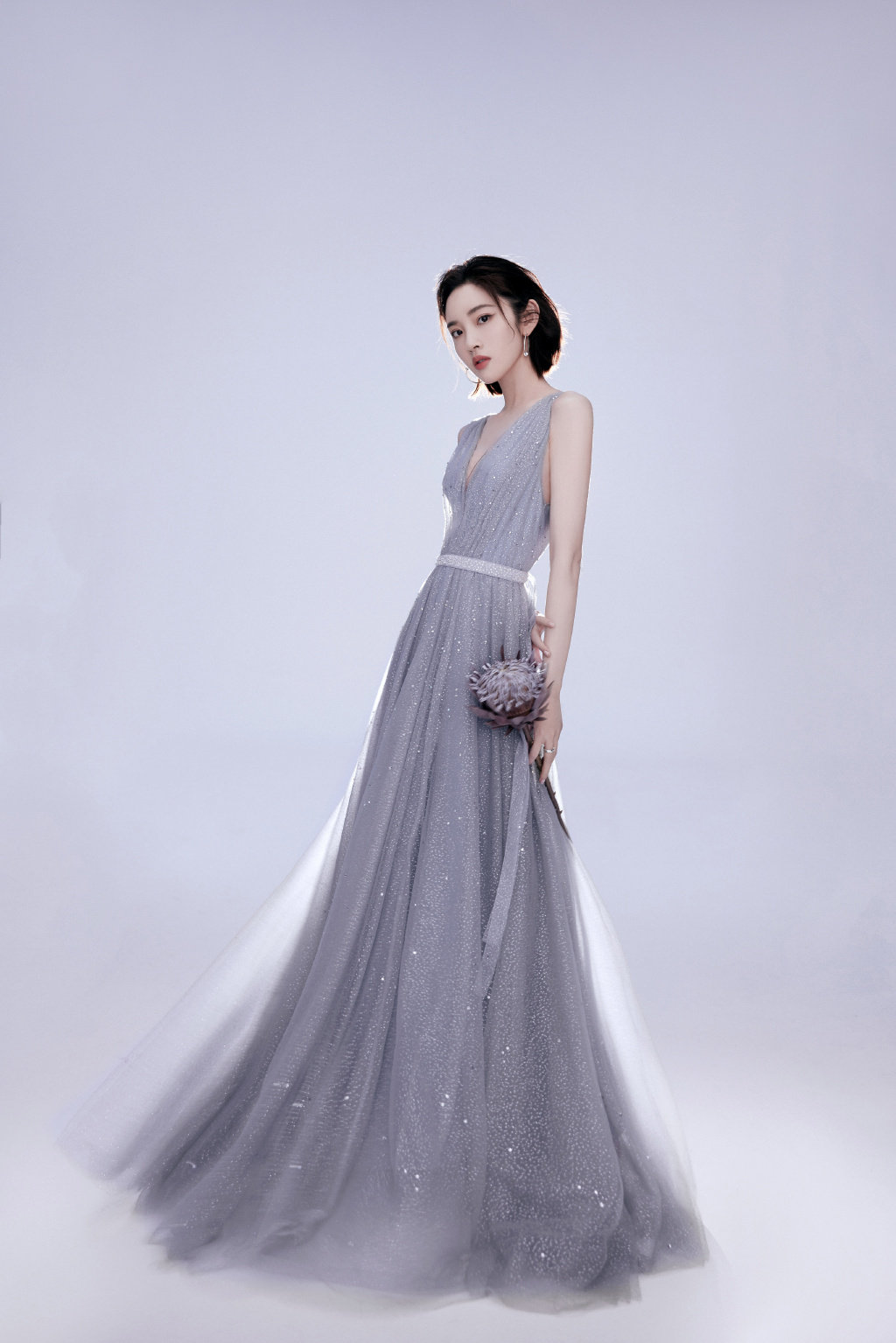 唐艺昕 穿着灰色曳尾纱裙,裙子上的闪钻似星空一样闪烁