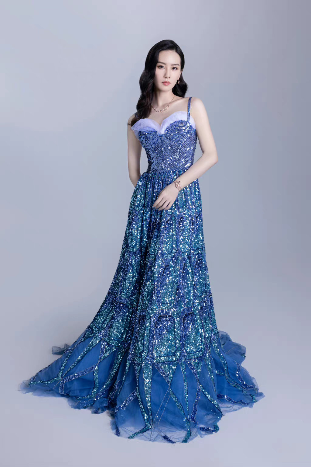 刘诗诗蓝色亮片长裙造型我又被姐姐给美到了啊