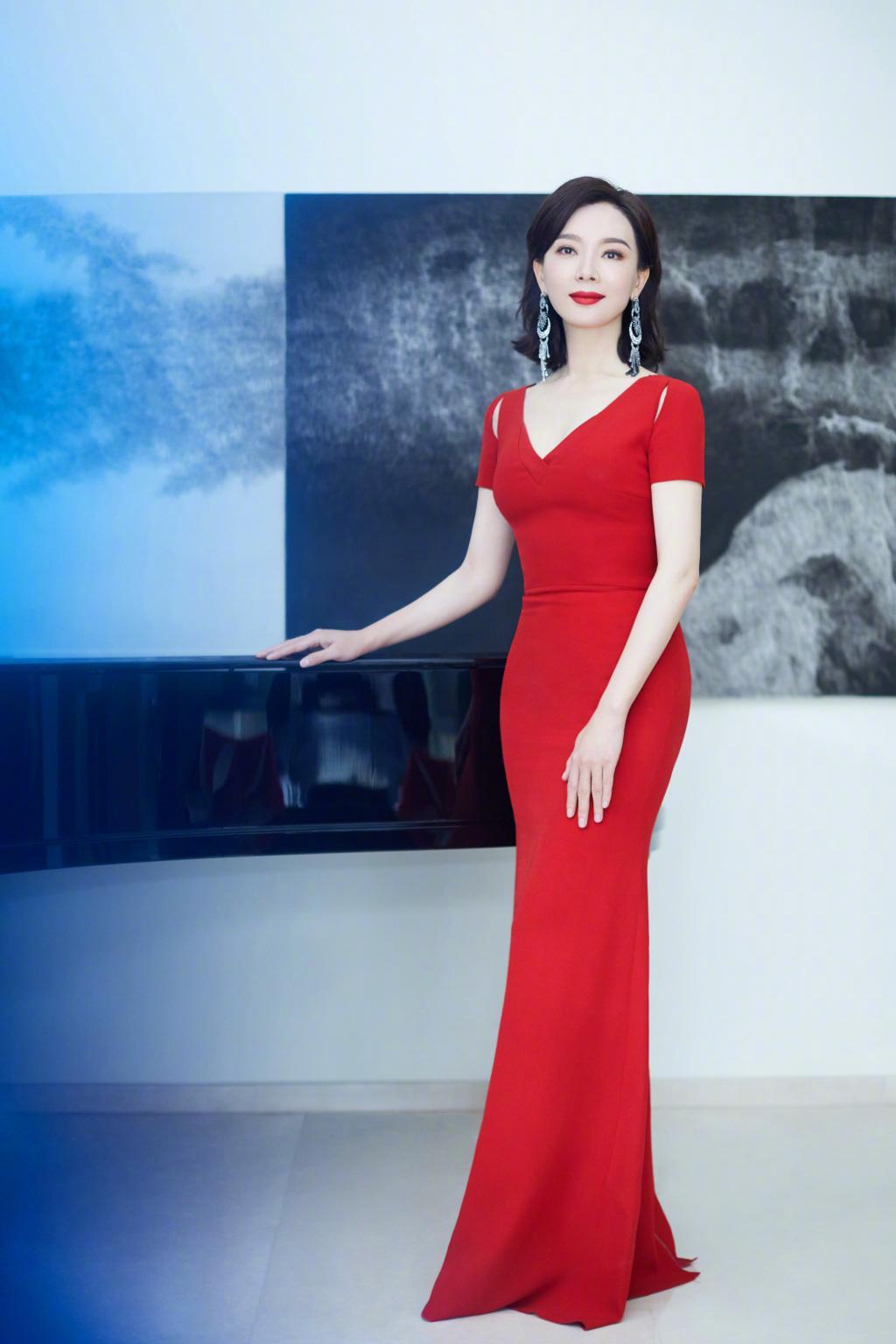 红裙配红唇气质好惊艳,这身材一般人羡慕不来|陈数|红裙|身材_新浪