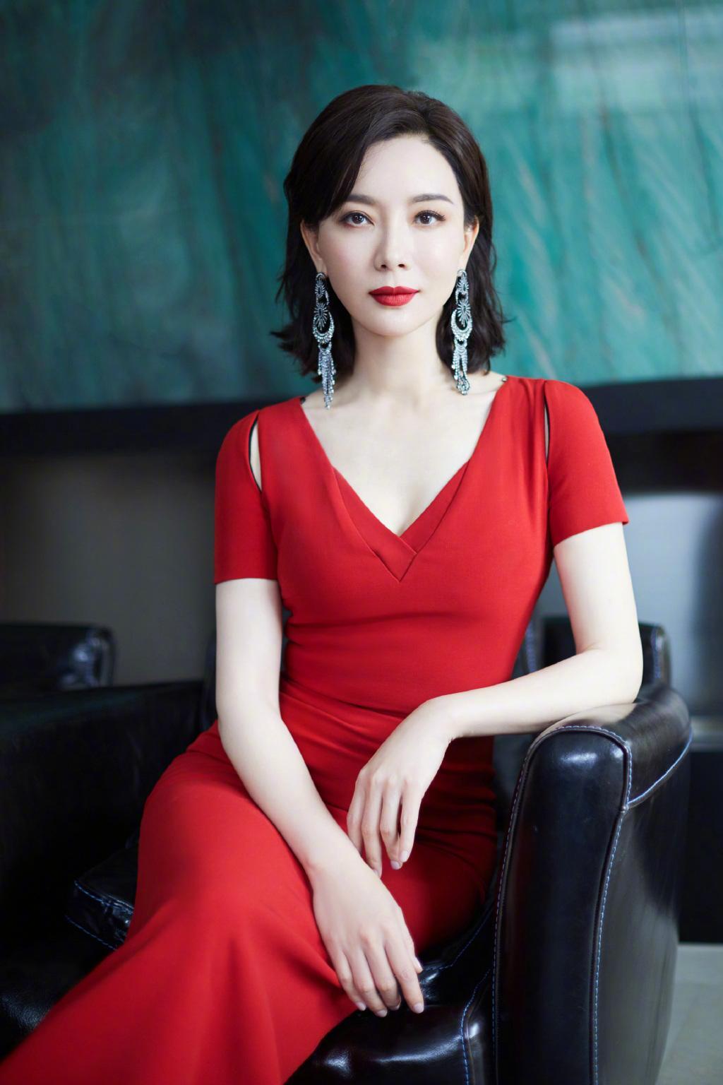 红裙配红唇气质好惊艳,这身材一般人羡慕不来|陈数|红裙|身材_新浪