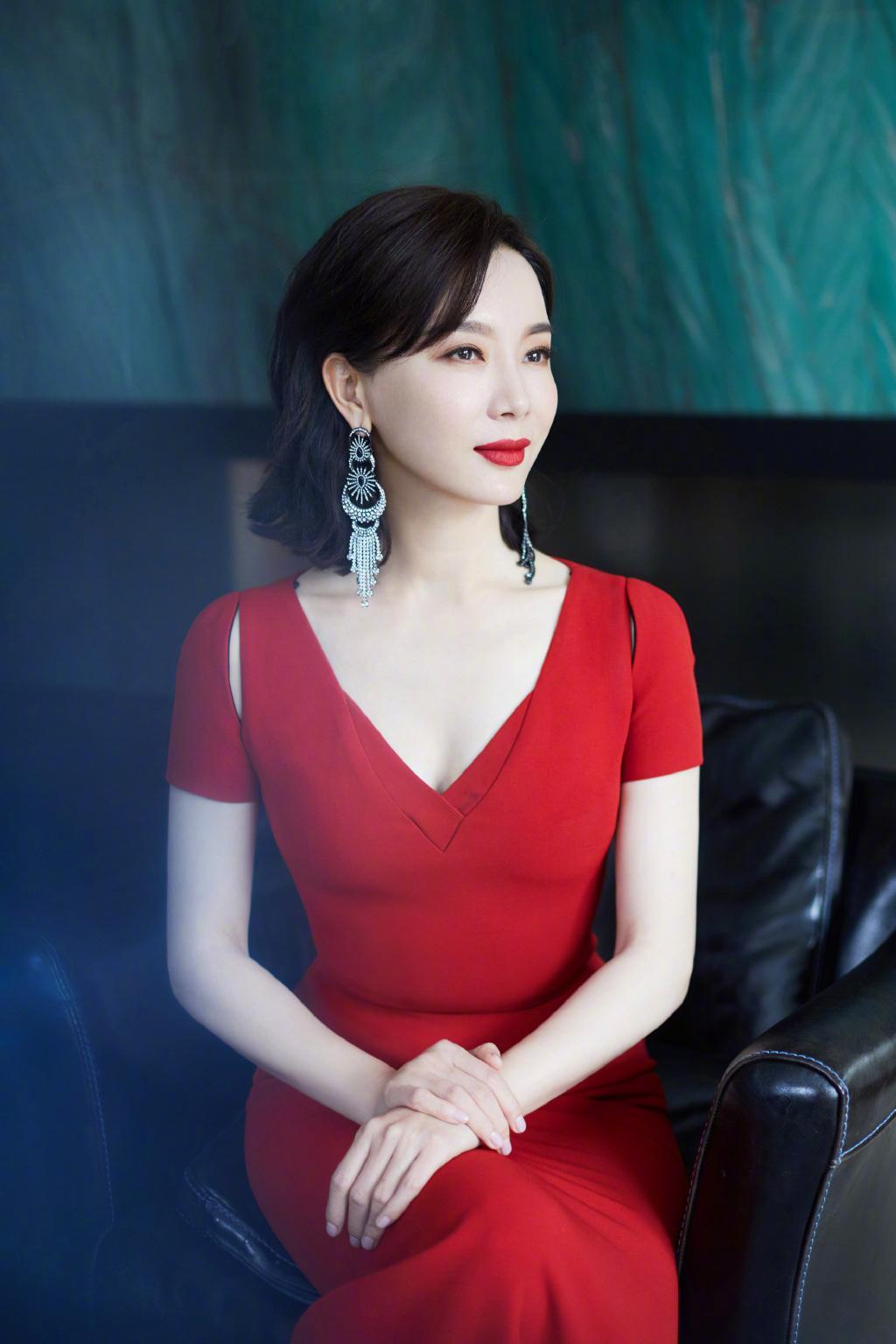 红裙配红唇气质好惊艳,这身材一般人羡慕不来|陈数|红裙|身材_新浪