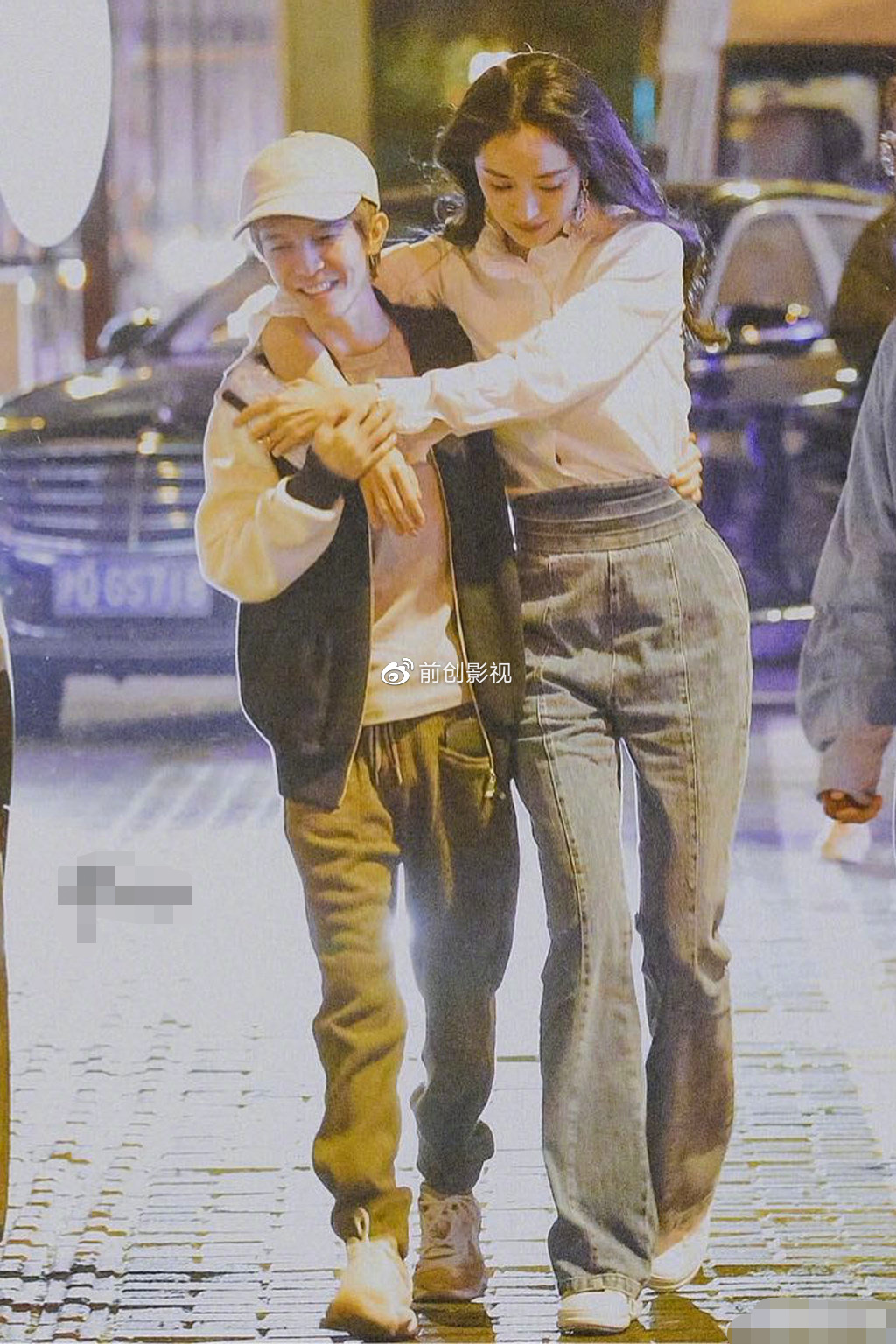郭敬明牵手杨幂逛街被拍!