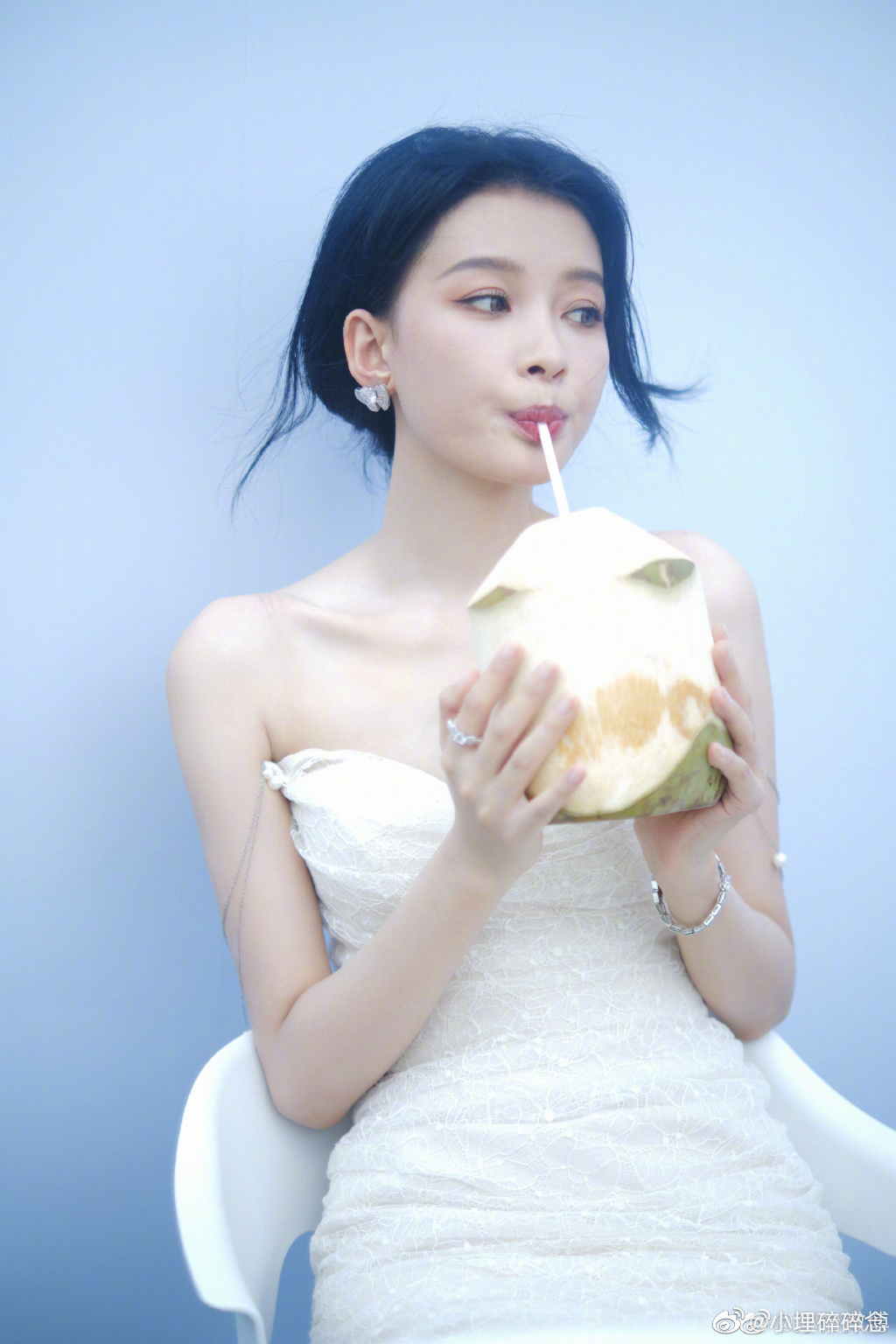 孙怡抹胸白裙海边随拍 孙怡最新随拍照来啦