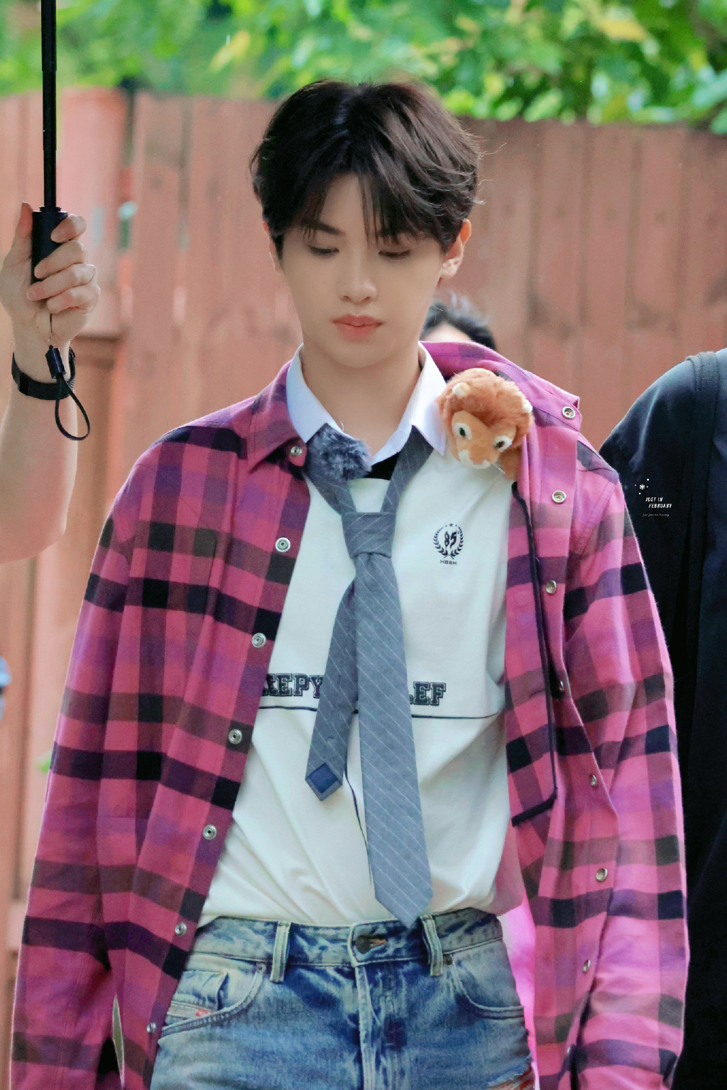 justin黄明昊全力以赴的行动派格子衬衫上班路透