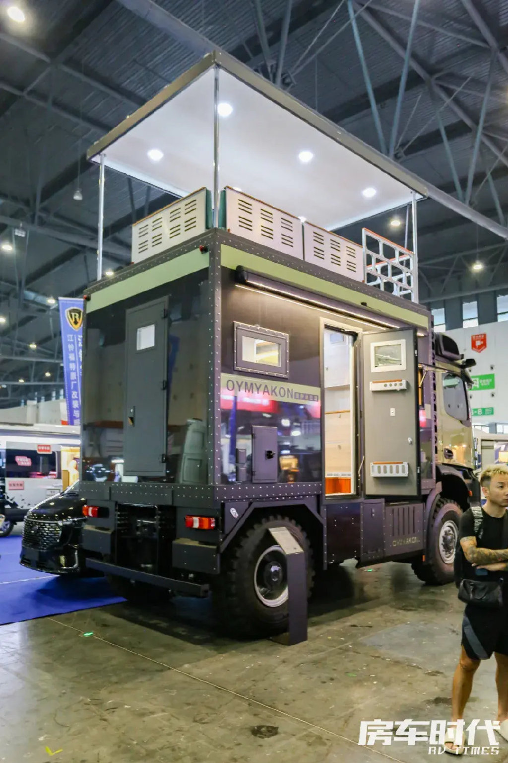 中正房车-奔驰阿洛斯2036 驰骋越野 升顶露台的豪奢生活