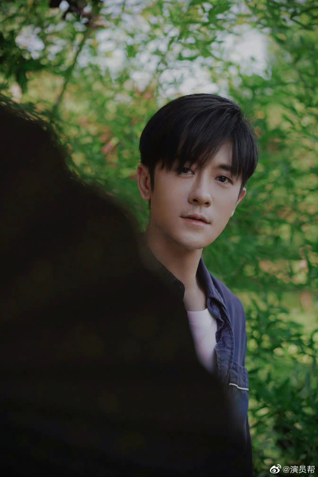 林雨申的新写真真的鲨我黑纱遮眼西装利落