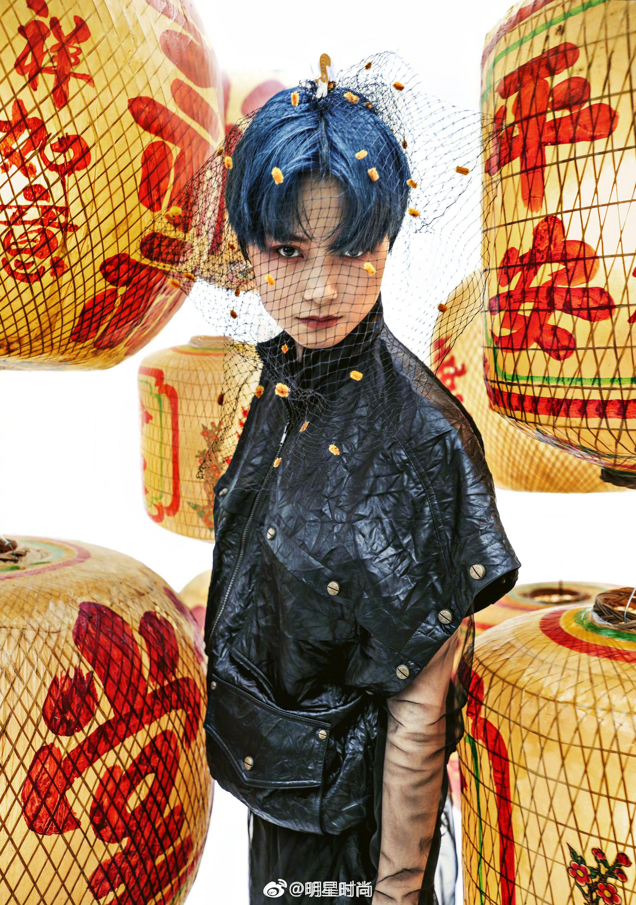 李宇春《时尚cosmo》2019年3月刊,闯入古朴传统中的趣致时尚