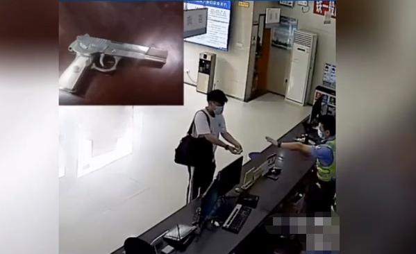 男子去派出所上交手枪模型,刚拿出一瞬间吓坏警察休闲区蓝鸢梦想 - Www.slyday.coM 男子去派出所上交手枪模型,刚拿出一瞬间吓坏警察休闲区蓝鸢梦想 - Www.slyday.coM