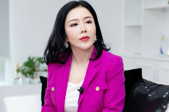 深圳旅大集团董事长祝凌燕女士受邀香港卫视华商视界栏目专访