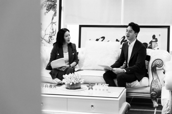 深圳旅大集团董事长祝凌燕女士受邀香港卫视华商视界栏目专访