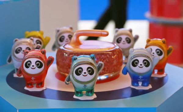 上海代购“改行”卖起了“冰墩墩”，一“墩”炒到四位数！官方发话：大家很快就能买到，不要相信价格炒作休闲区蓝鸢梦想 - Www.slyday.coM