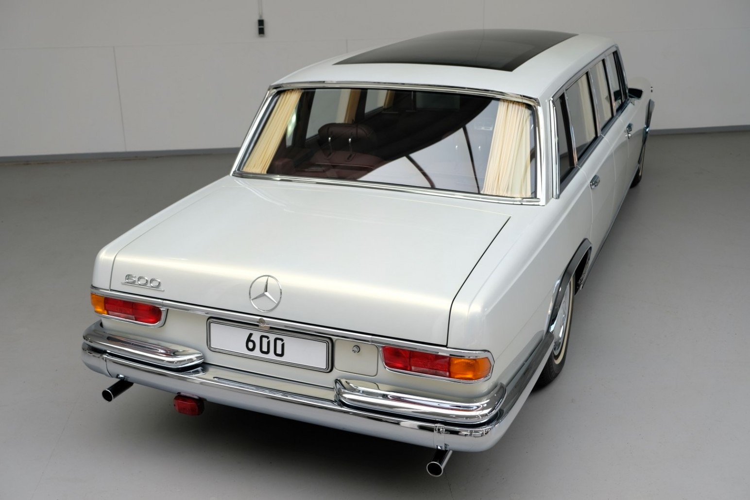 1975 年的 mercedes-benz 600 pullman w100 加长型礼车