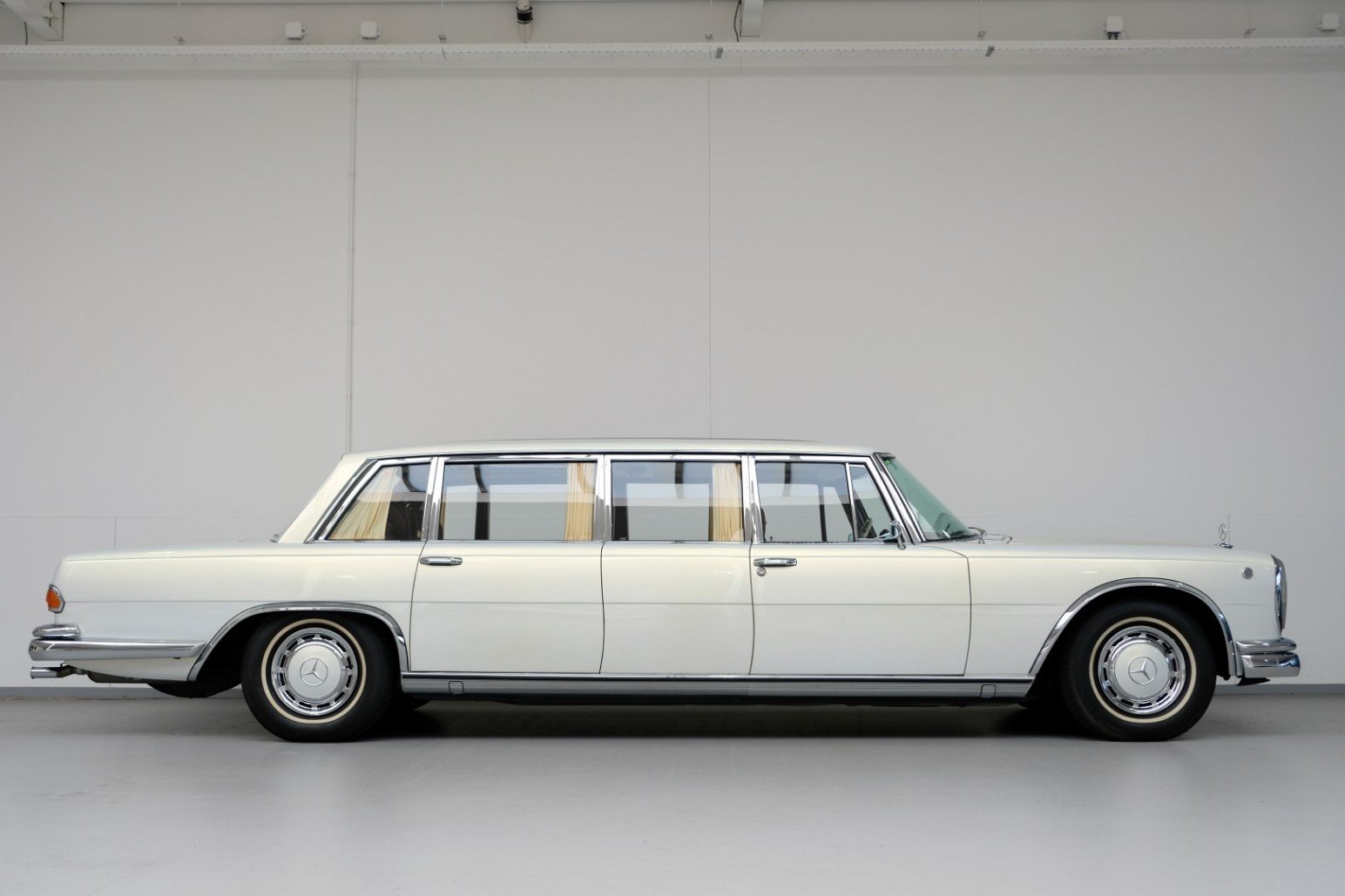 是不是有一种老港片的赶脚 672/ 91975 年的 mercedes-benz 600