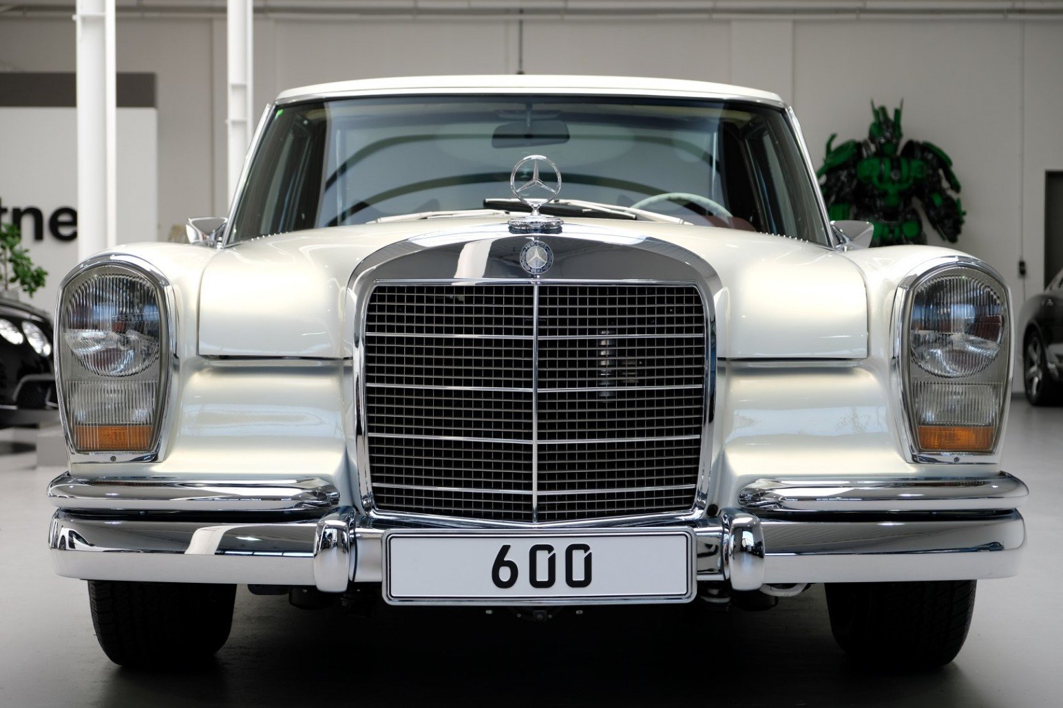 1975 年的 mercedes-benz 600 pullman w100 加长型礼车