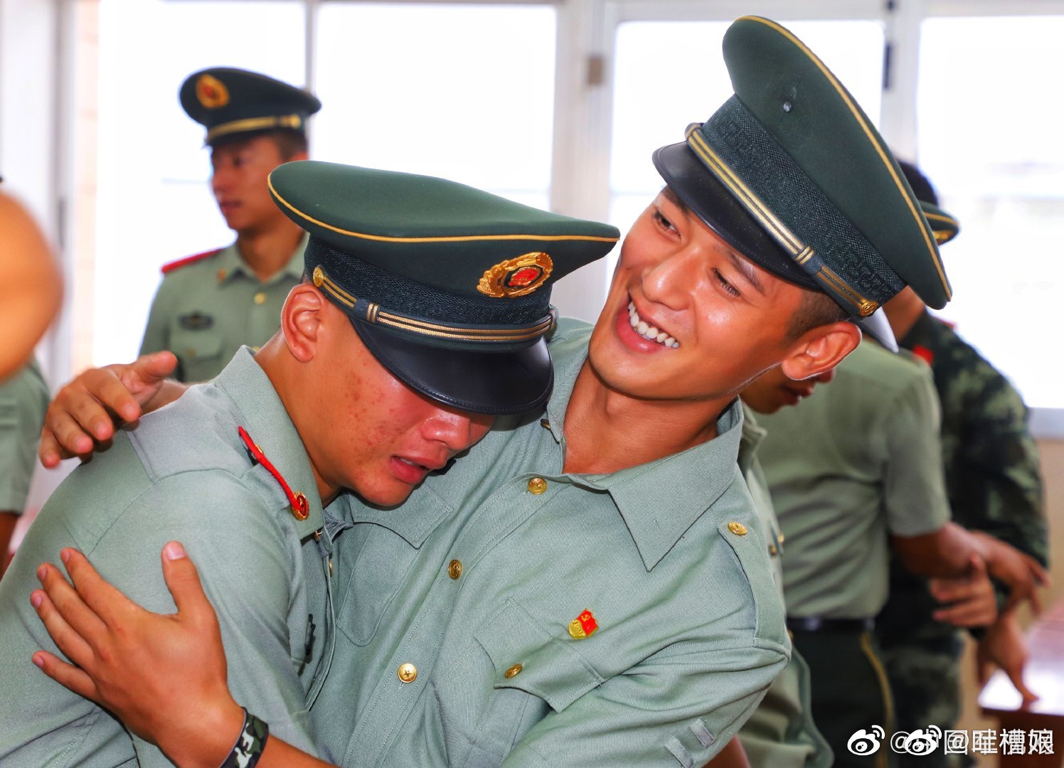 战友情兄弟情!卸掉军衔,卸不掉感情,向军人致敬!