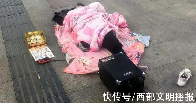 女流浪汉在深圳街头流浪，气质与众人不同，据悉之前是一名女强人