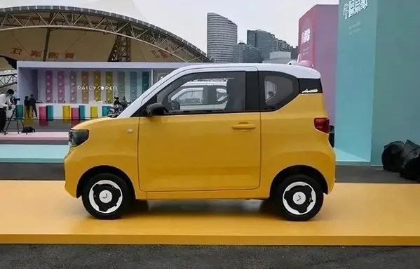 都是人民的代步车 宏光MINIEV与QQ冰淇淋谁会是一哥？