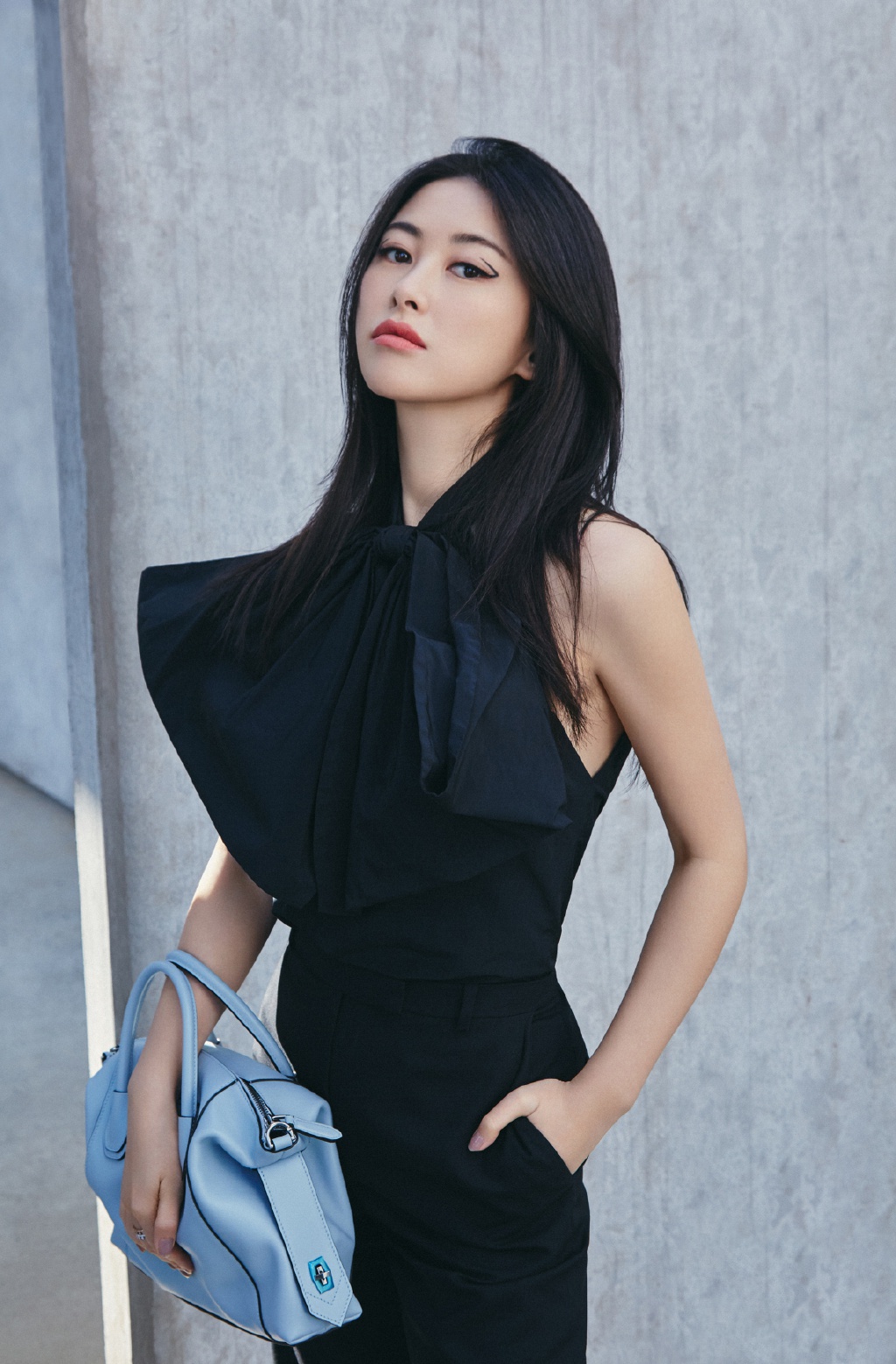 不愧能入选全球最美面孔,朱珠穿8千4的大蝴蝶挂脖衣,迷人霸气