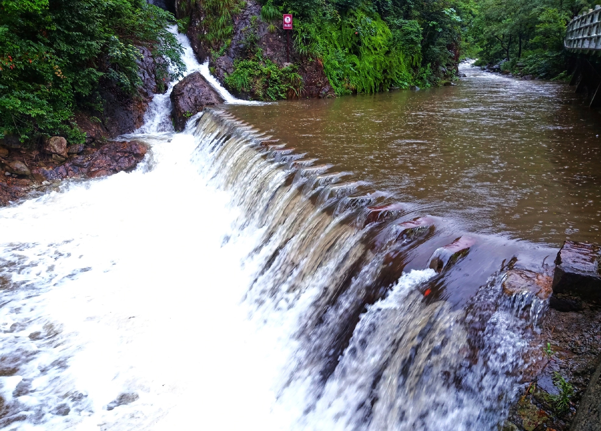 宁波五龙潭风景名胜区,位于宁波市西南海曙龙观乡