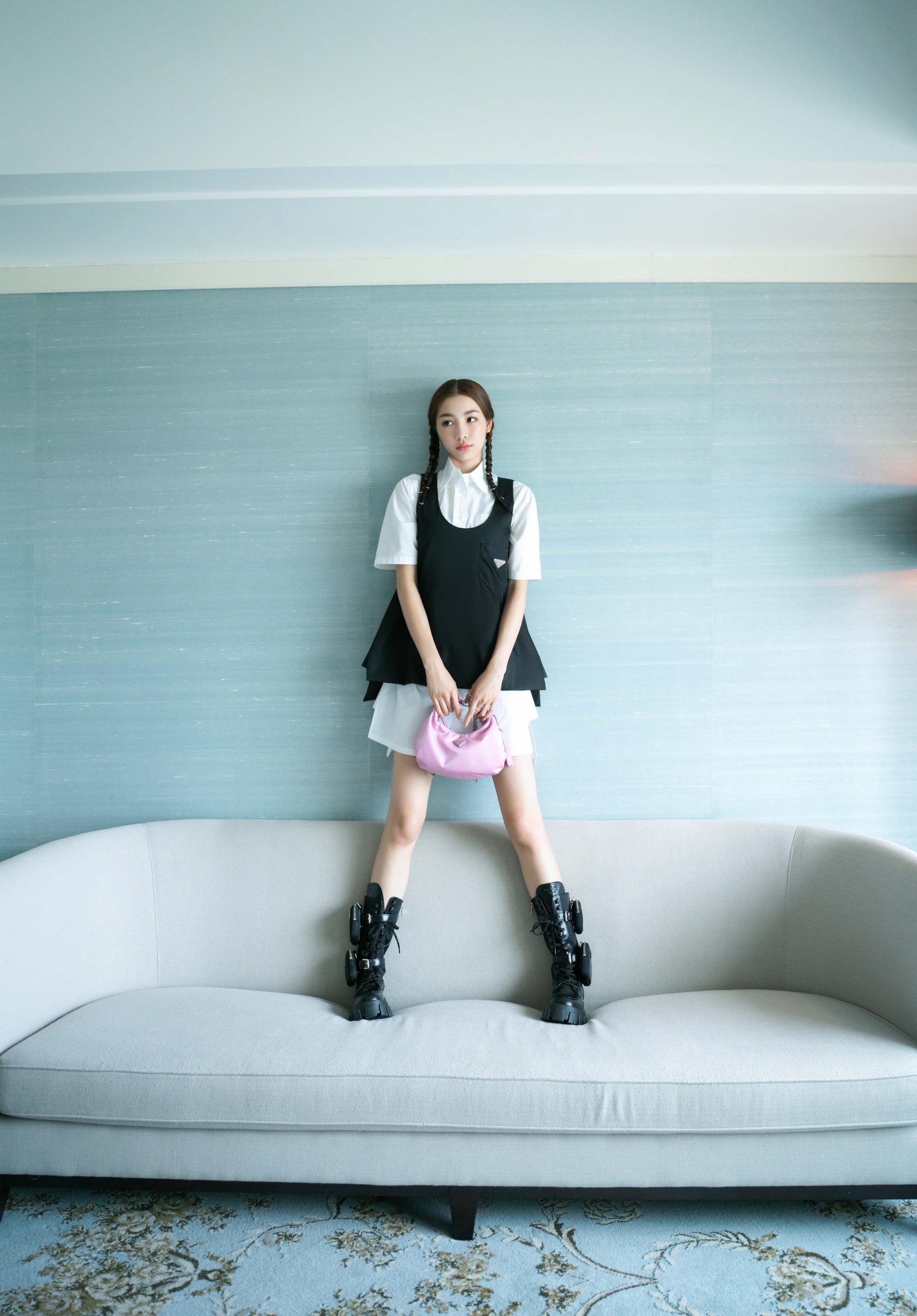 演员@张楠zz 近日出席上海荣宅的品牌活动