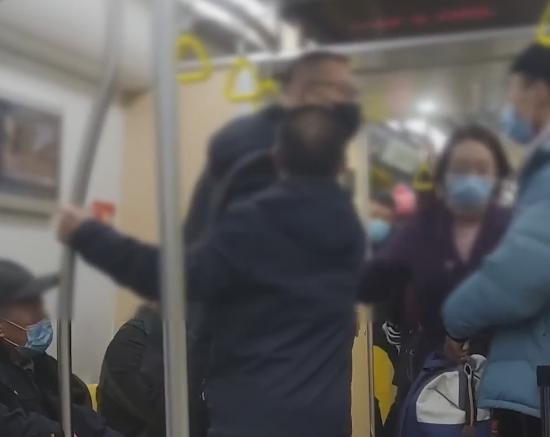 青岛一年轻小伙没有及时让座，被一位大爷责怪，却发生推搡和打斗休闲区蓝鸢梦想 - Www.slyday.coM