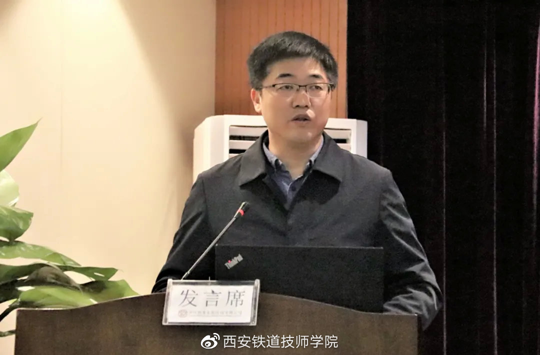 副院长曹源汇报工作