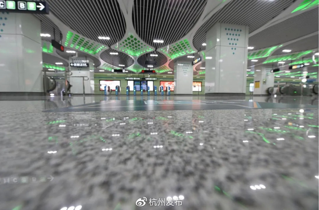 绿汀路站提取龙井茶的叶子为设计元素,抽象化运用,采用板通结合的手法