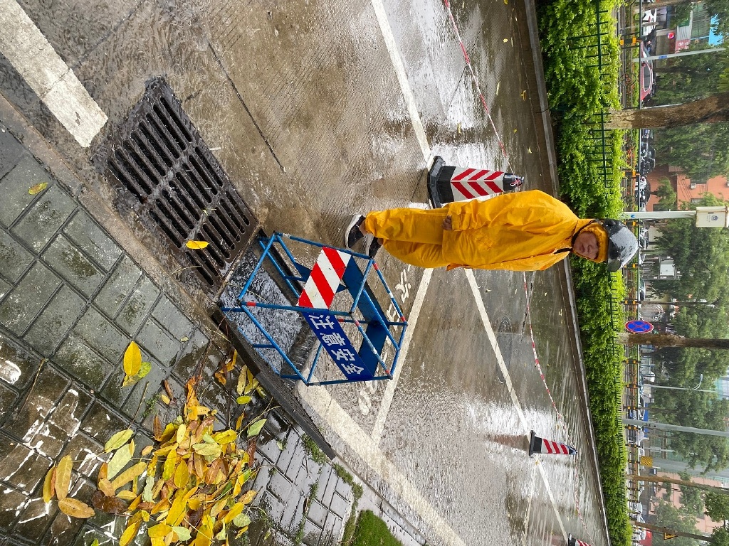 考场内你们奋笔逐梦,考场外他们暖心守护……休闲区蓝鸢梦想 - Www.slyday.coM 考场内你们奋笔逐梦,考场外他们暖心守护……休闲区蓝鸢梦想 - Www.slyday.coM