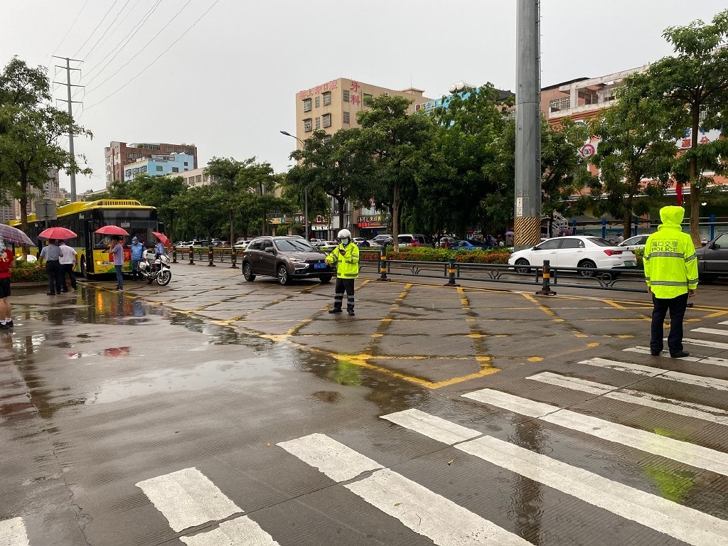 考场内你们奋笔逐梦,考场外他们暖心守护……休闲区蓝鸢梦想 - Www.slyday.coM 考场内你们奋笔逐梦,考场外他们暖心守护……休闲区蓝鸢梦想 - Www.slyday.coM