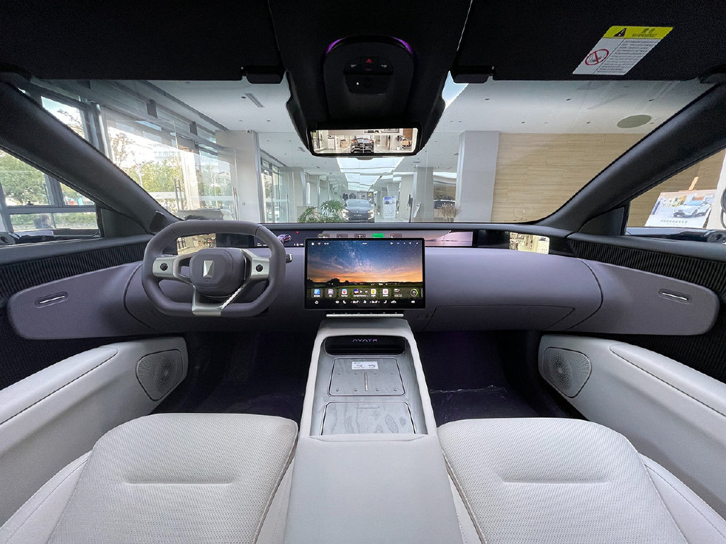 抱紧华为大腿标配三激光雷达3008万起售阿维塔12到店实拍