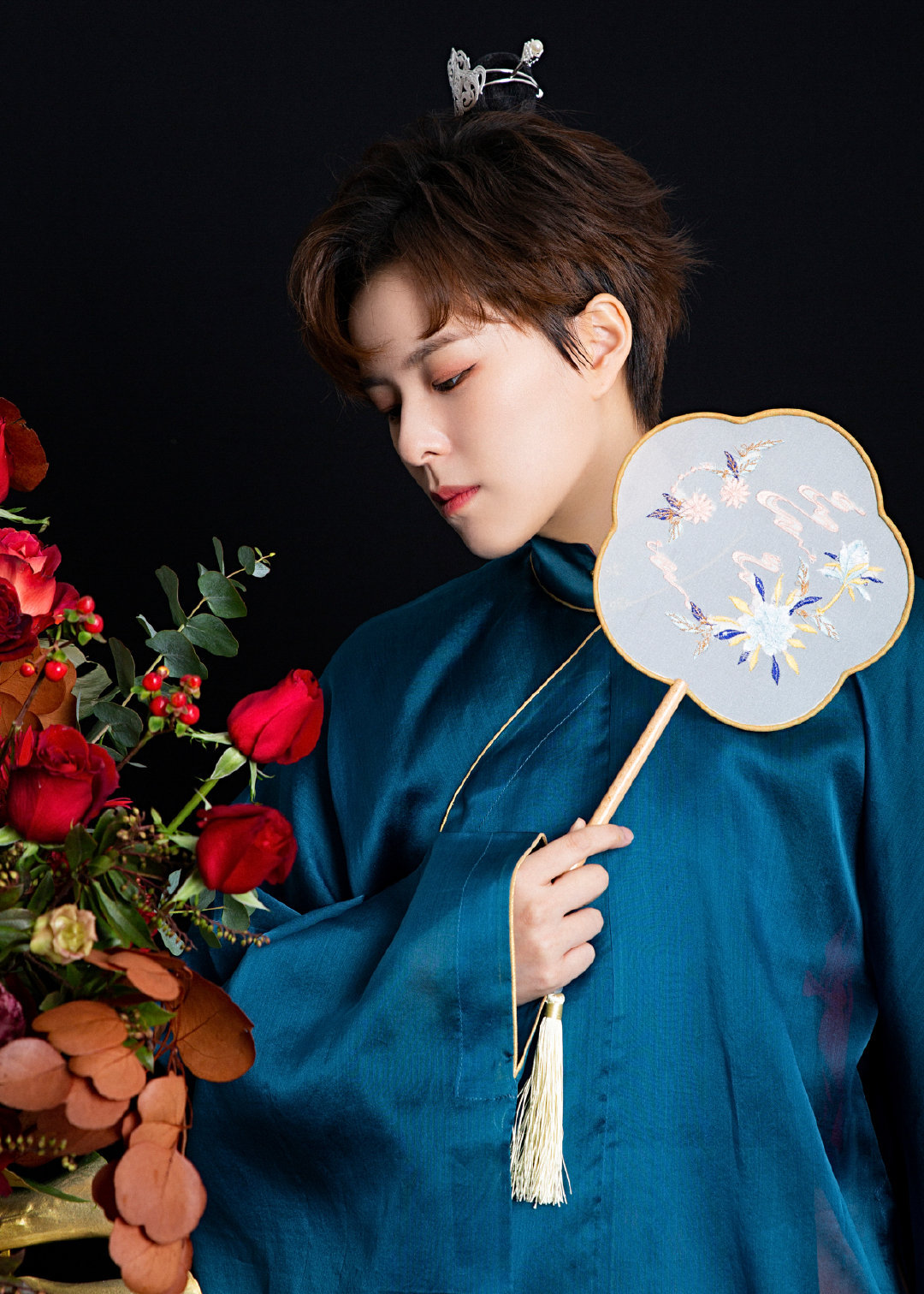 一袭古装造型亮相,手持花瓣形扇子,爽朗的笑…………|杨芸晴|火星情报